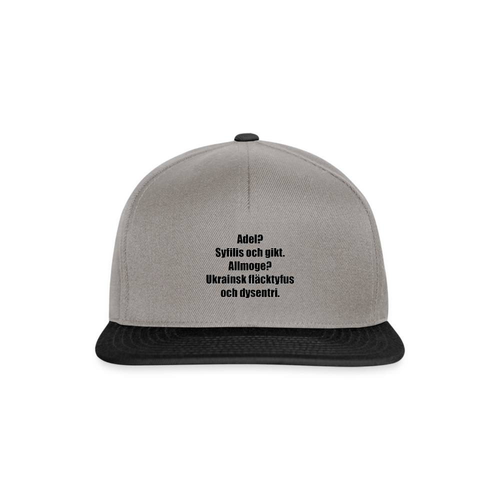 Adel? Syfilis och gikt. Allmoge? Ukrainsk fläcktyfus och dysenteri. (Snapbackkeps-edition) - grafitgrå/svart
