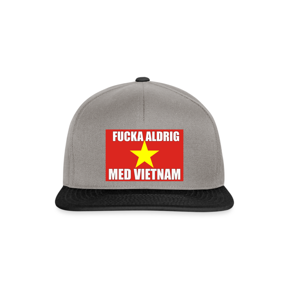 Fucka aldrig med Vietnam (Snapbackkeps-edition) - grafitgrå/svart