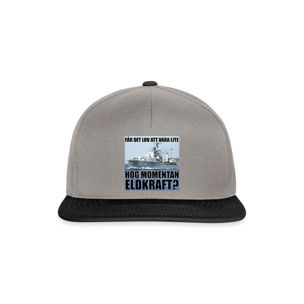 Får det lov att vara lite hög momentan eldkraft? – Halland (Snapbackkeps-edition) - grafitgrå/svart