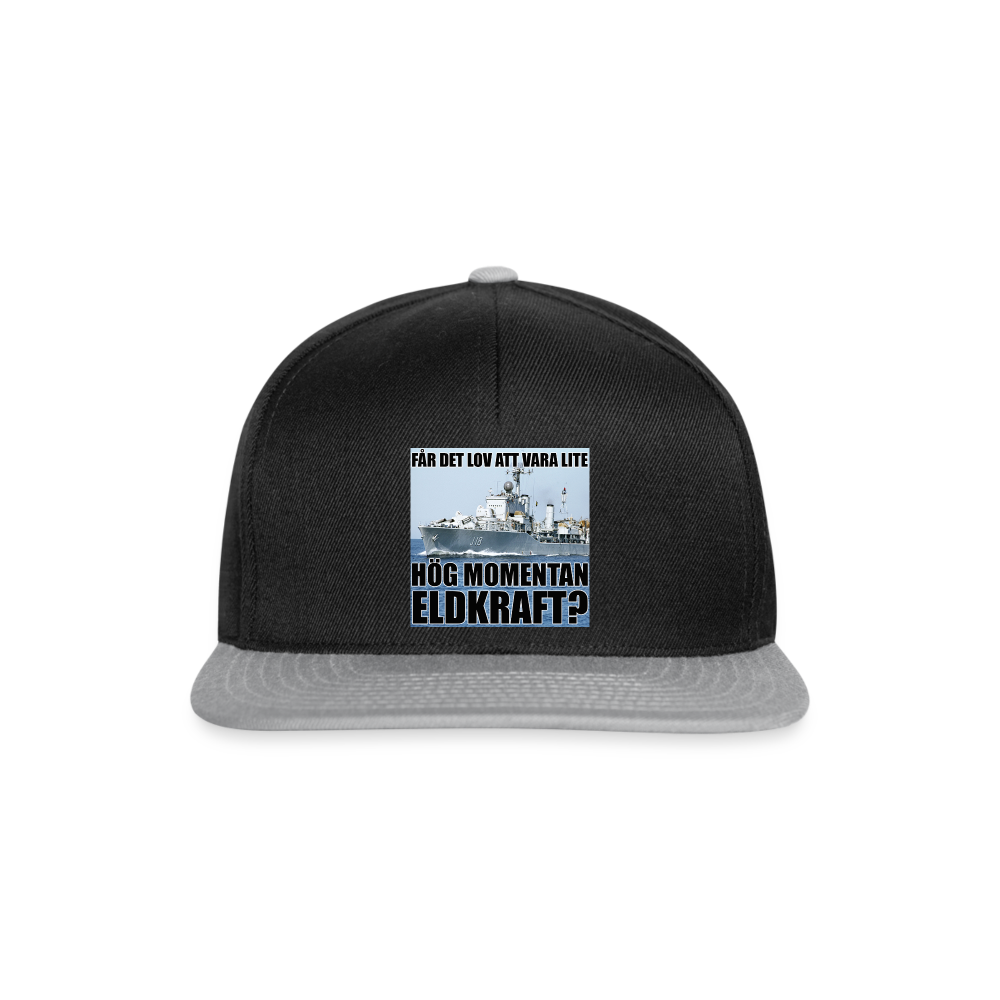 Får det lov att vara lite hög momentan eldkraft? – Halland (Snapbackkeps-edition) - svart/grå