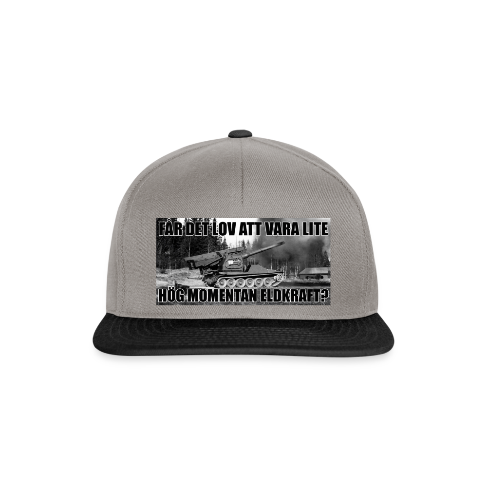 Får det lov att vara lite hög momentan eldkraft? – Bkan (Snapbackkeps-edition) - grafitgrå/svart