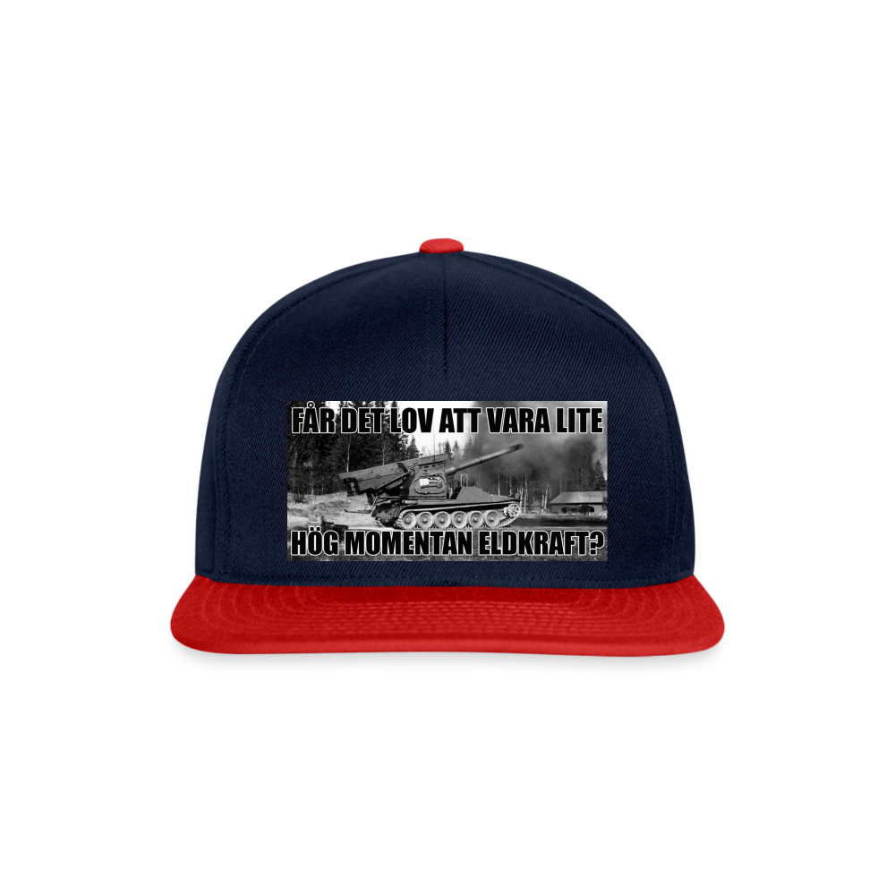 Får det lov att vara lite hög momentan eldkraft? – Bkan (Snapbackkeps-edition) - marinblå/röd