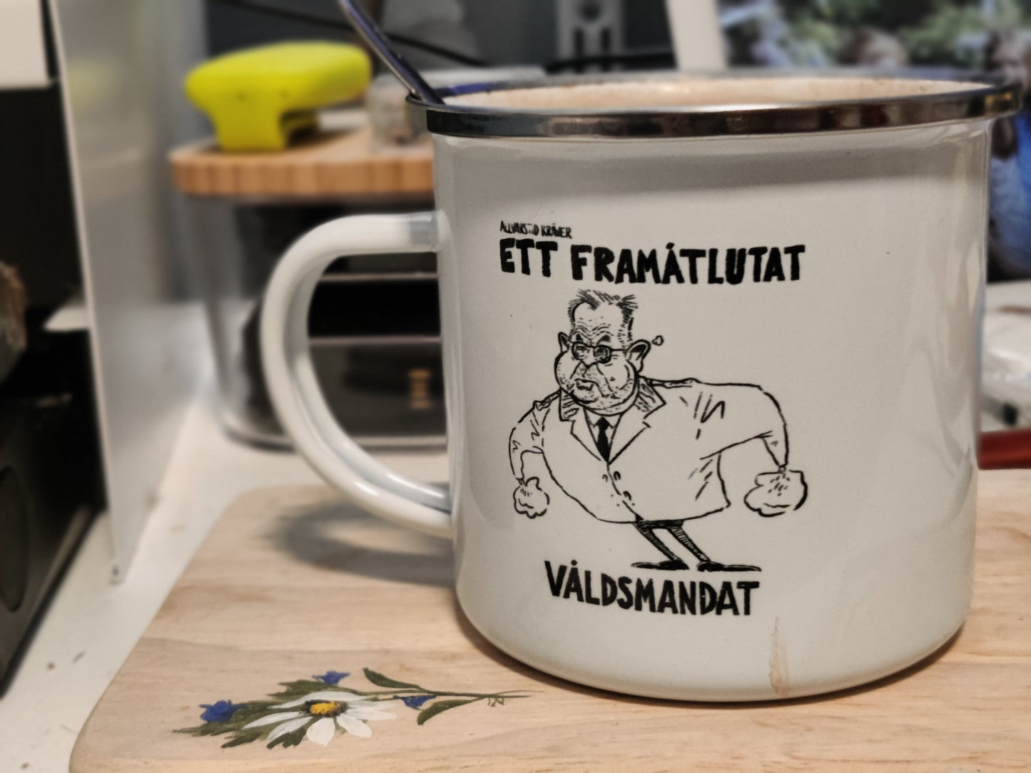 Framåtlutat våldsmandat - emaljmugg (signed by @Kluddniklas!)