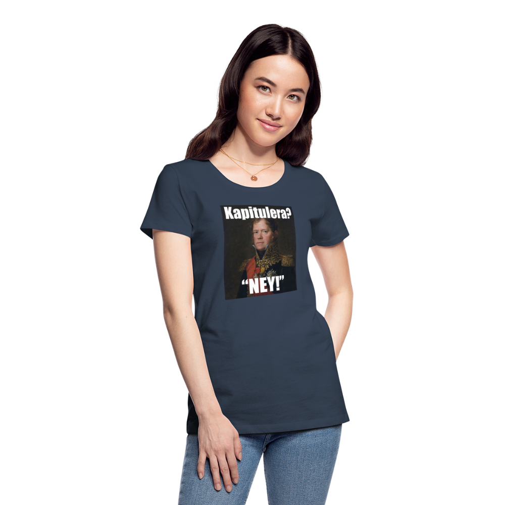 Kapitulera? Ney! (ekologisk premium-T-shirt dam-edition) - marinblå